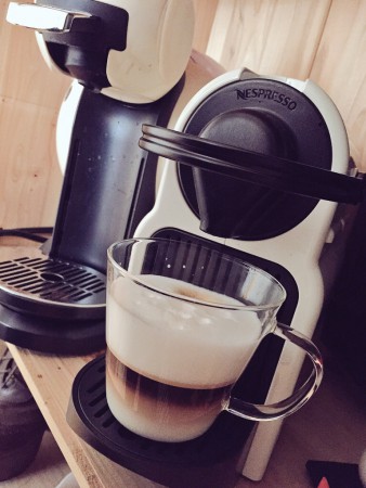 毎朝コーヒーを飲んでから起きます